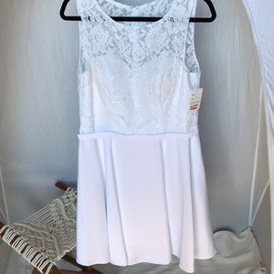 Sleeveless wedding dress lace and crepe